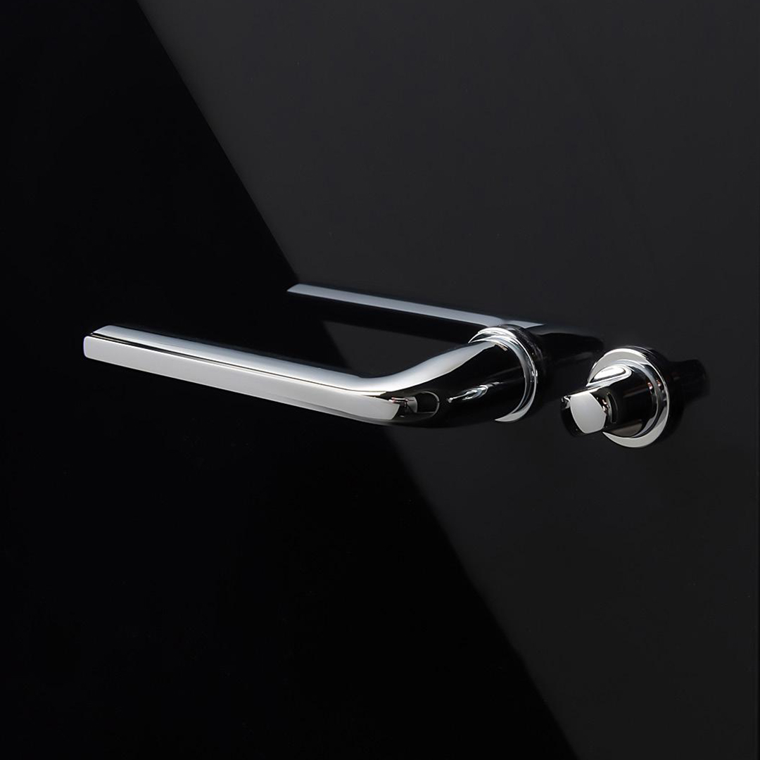 Дверная ручка LINEA WC на розетках minimal цвет хром глянец